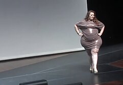 Morena con tetona paraguaya grandes tetas chupa una polla en la oscuridad