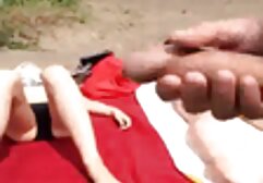 Sexy negro puta lame la enorme polla en la cama y cogiendo una paraguaya después consigue follada